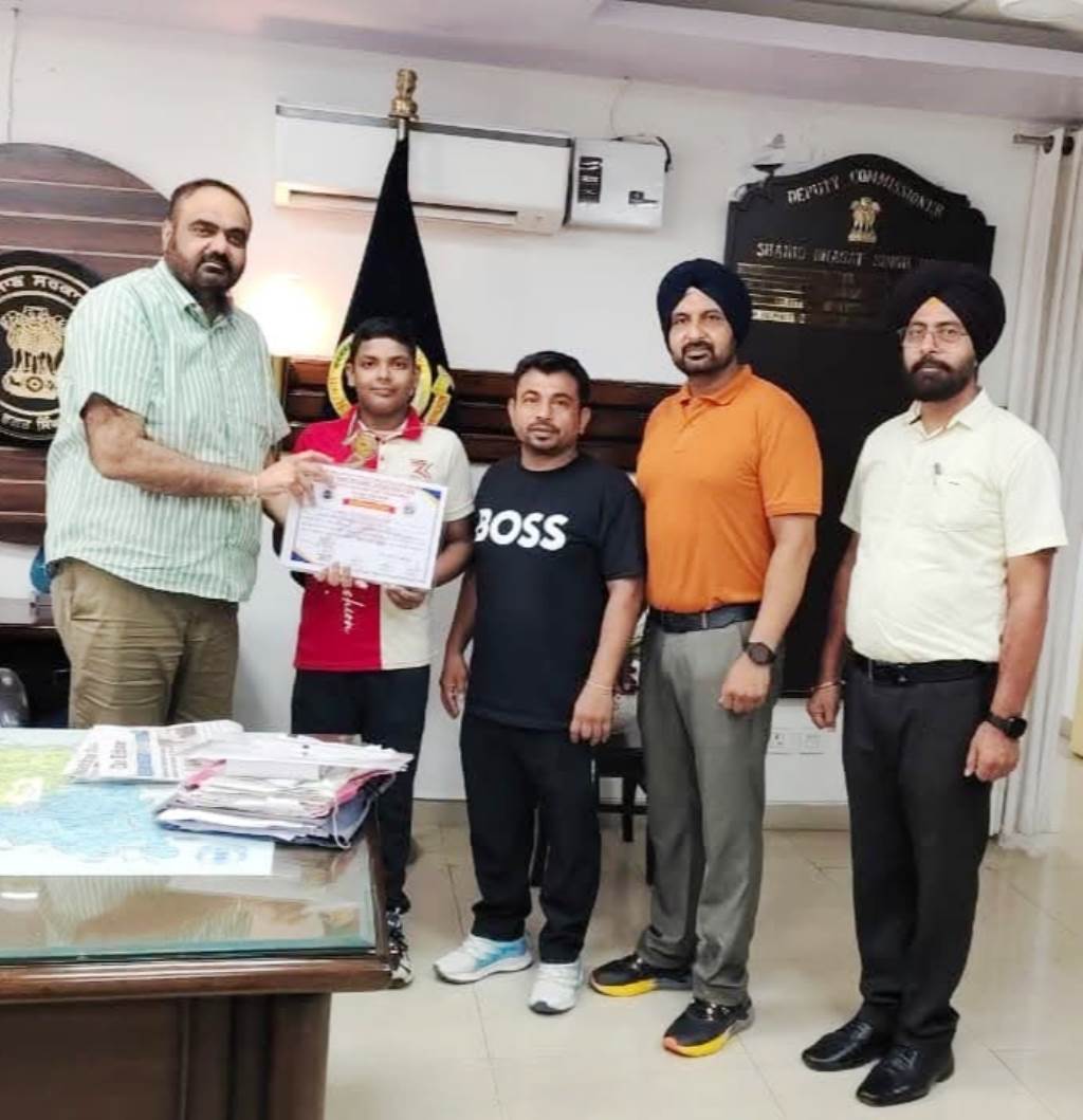 Deputy Commissioner honours Livjot Singh who won bronze medal in statelevel wrestling championship